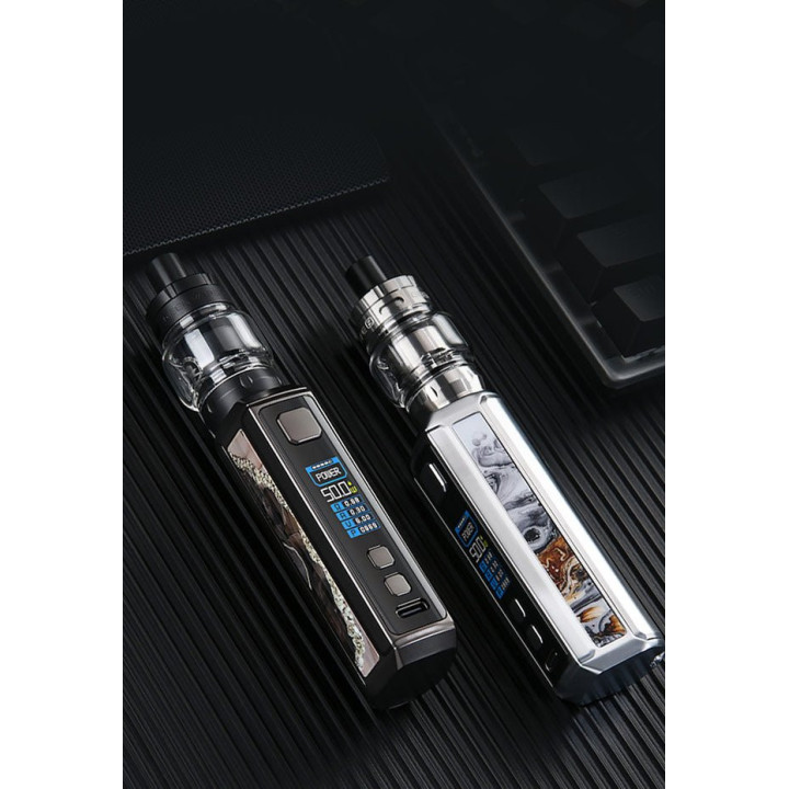 Deux kits Z50 Geekvape avec clearomiseur Z Nano, photo d'ambiance sur fond sombre