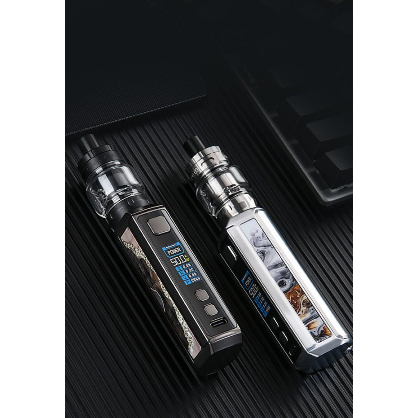 Deux kits Z50 Geekvape avec clearomiseur Z Nano, photo d'ambiance sur fond sombre