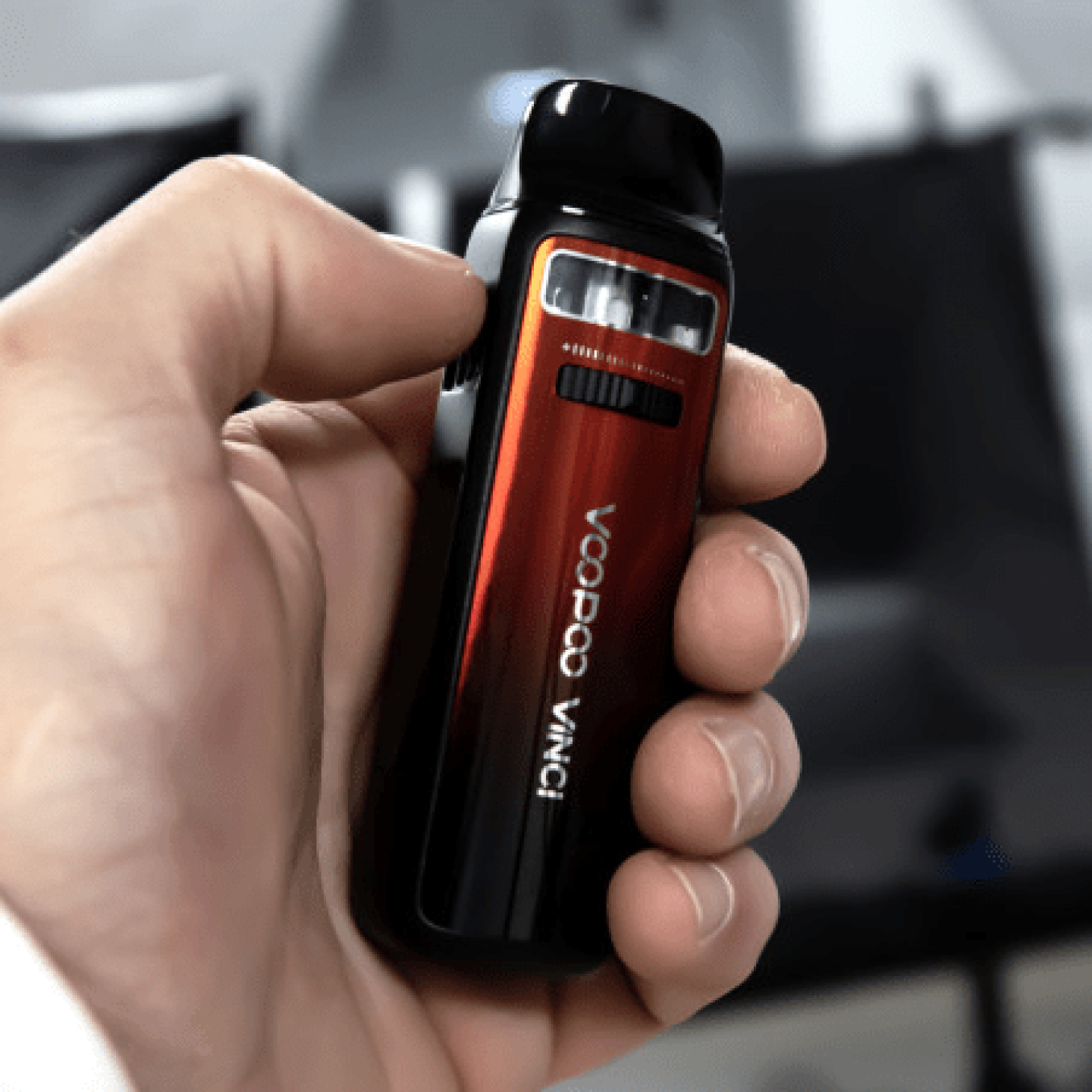 Kit Pod Vinci 3 Voopoo coloris Aurora Red, tenu en main