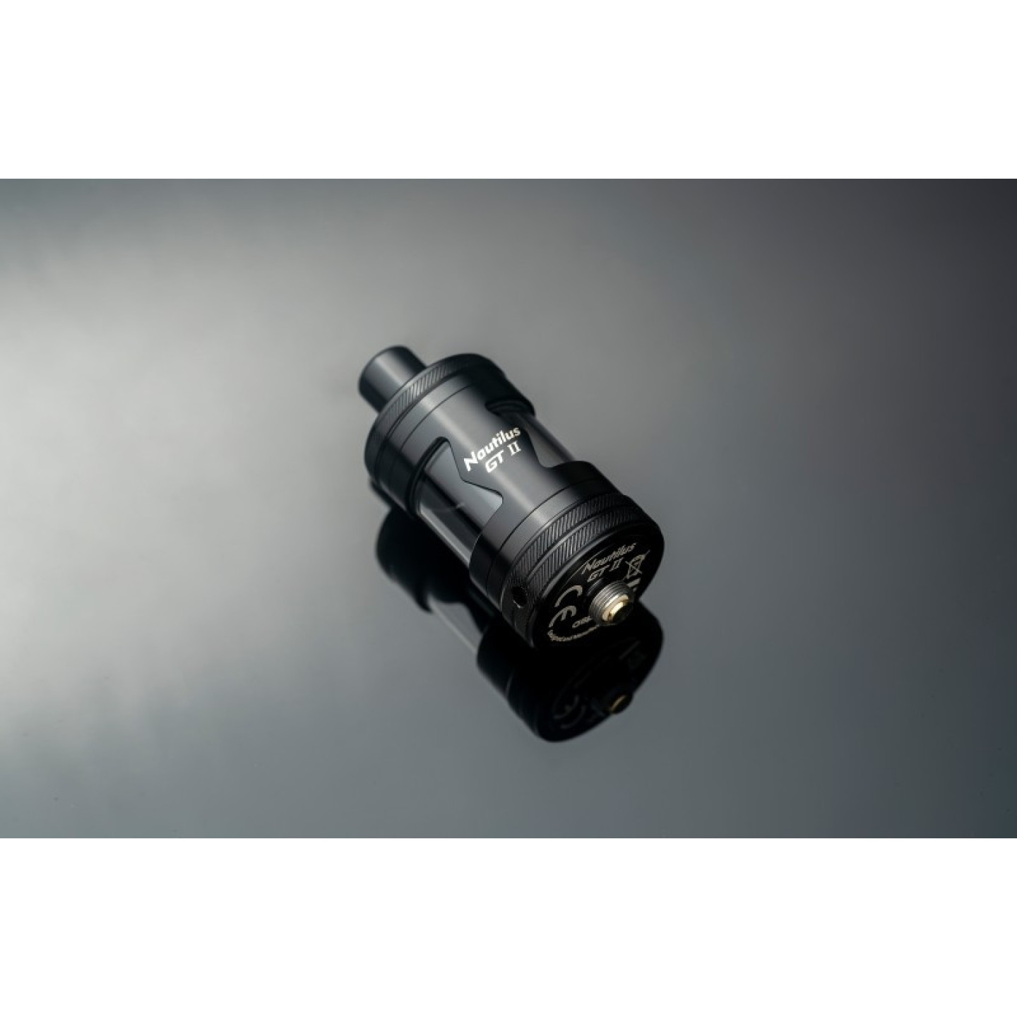 Nautilus GT 2 Aspire noir couché, vue sur le drip tip et le haut du réservoir