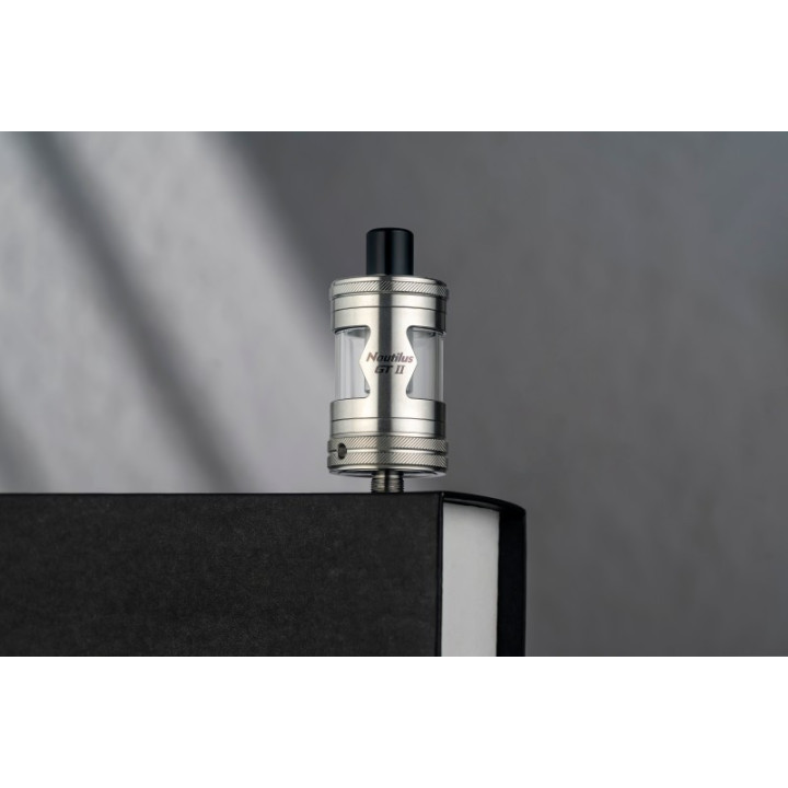 Nautilus GT 2 Aspire argenté posé sur un socle, vue de profil