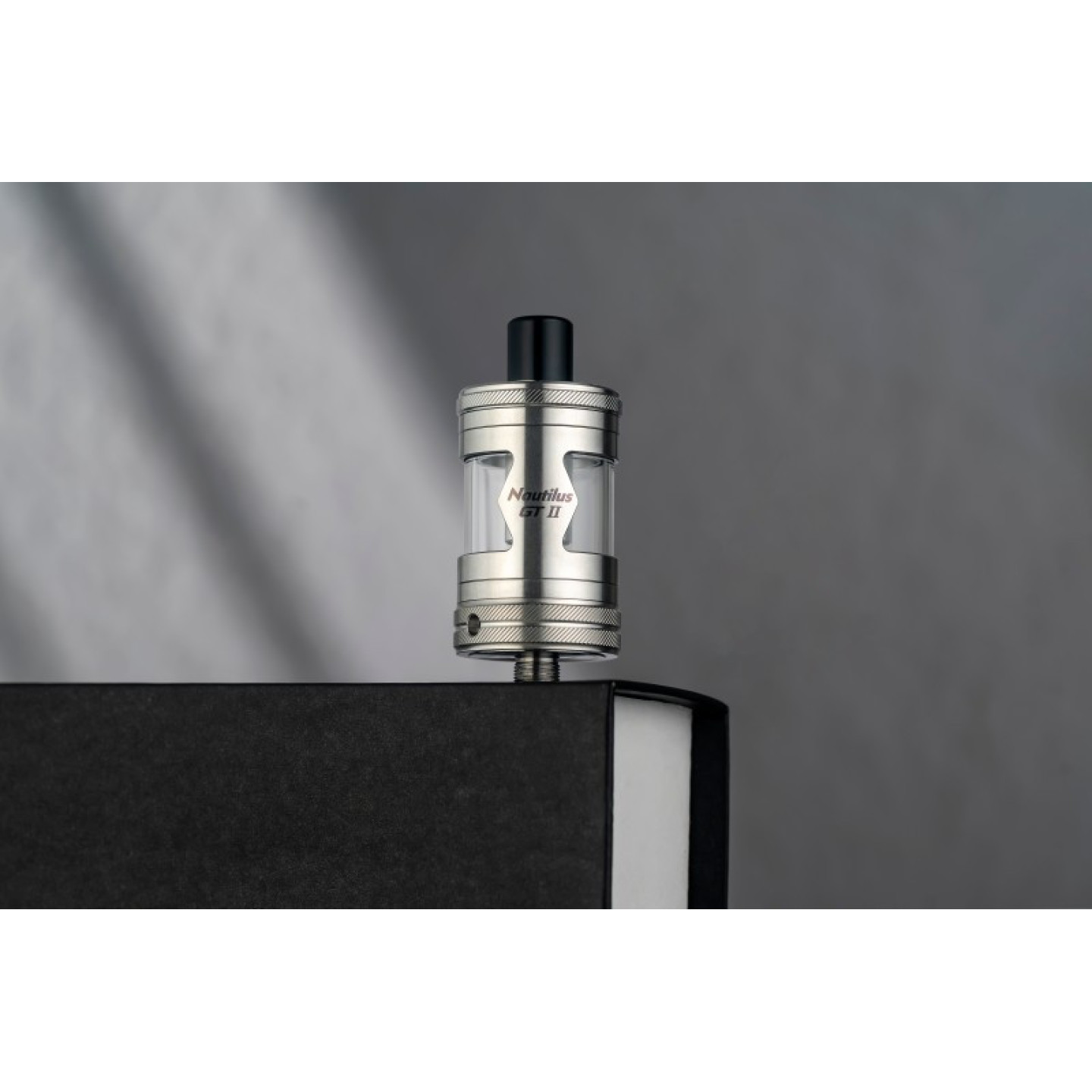 Nautilus GT 2 Aspire argenté posé sur un socle, vue de profil