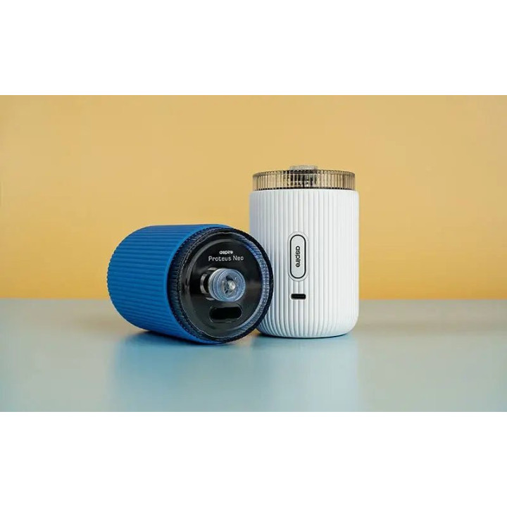 Dessous de la tête Proteus Neo Aspire avec sa résistance, à côté d'un modèle blanc