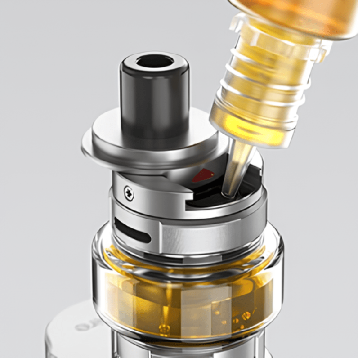 Remplissage par le haut de l'AF Tank du kit Boxxer Aspire, capot ouvert