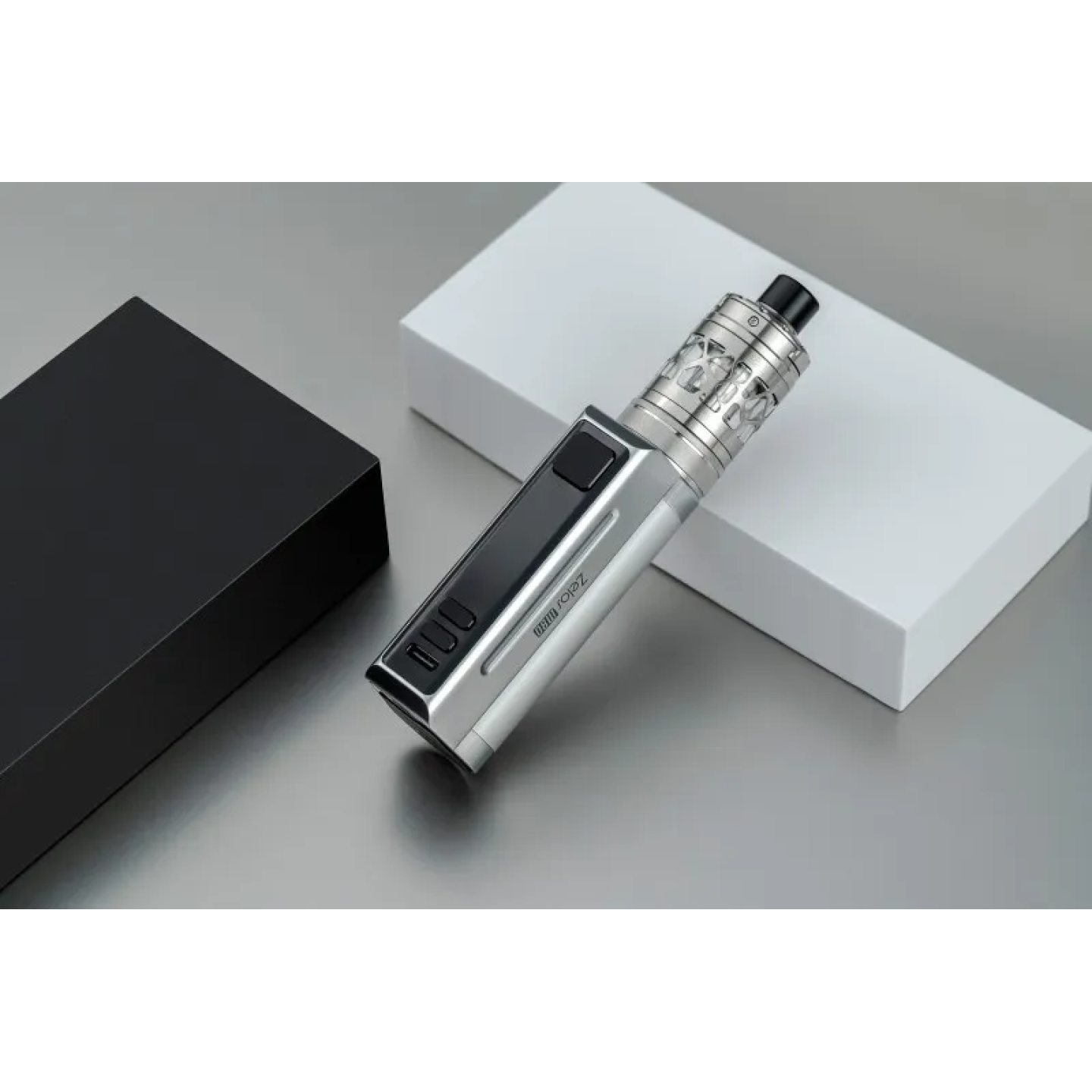 Kit Zelos M80 Silver posé en biais, côté écran et boutons de réglage