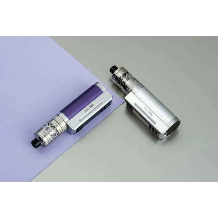 Deux kits Zelos M80, face violette et dos argenté avec le port USB-C