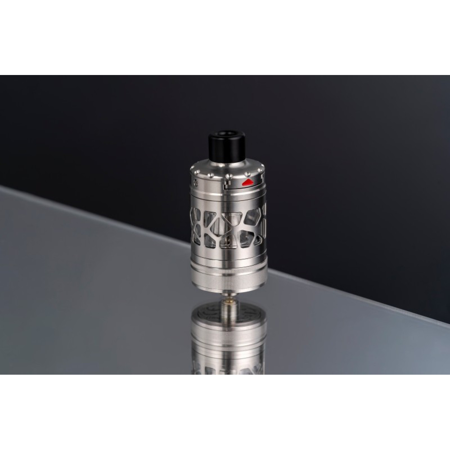 Nautilus 3SR Aspire argenté posé sur une surface en verre