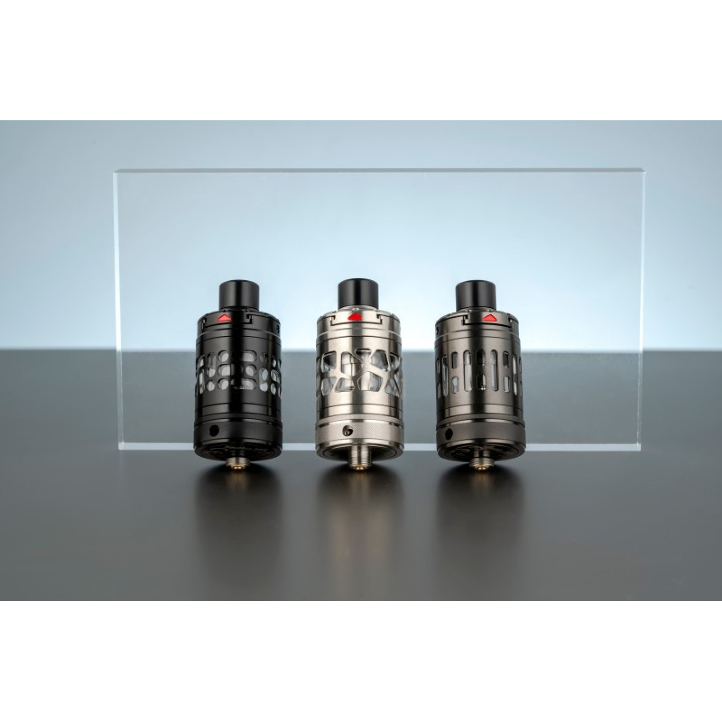 Les trois finitions du Nautilus 3SR Aspire devant une vitre