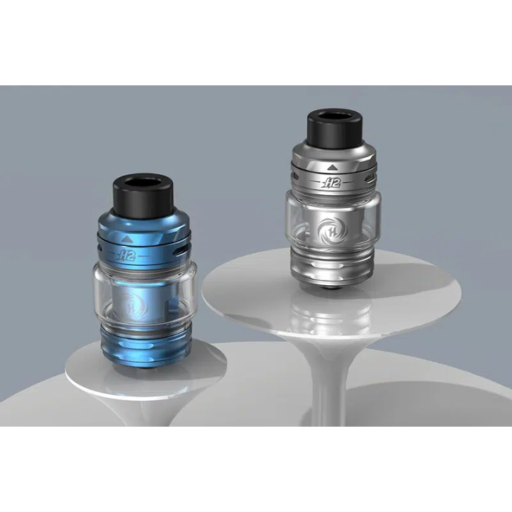 H2 Aspire en Blue et Silver posés sur des socles blancs