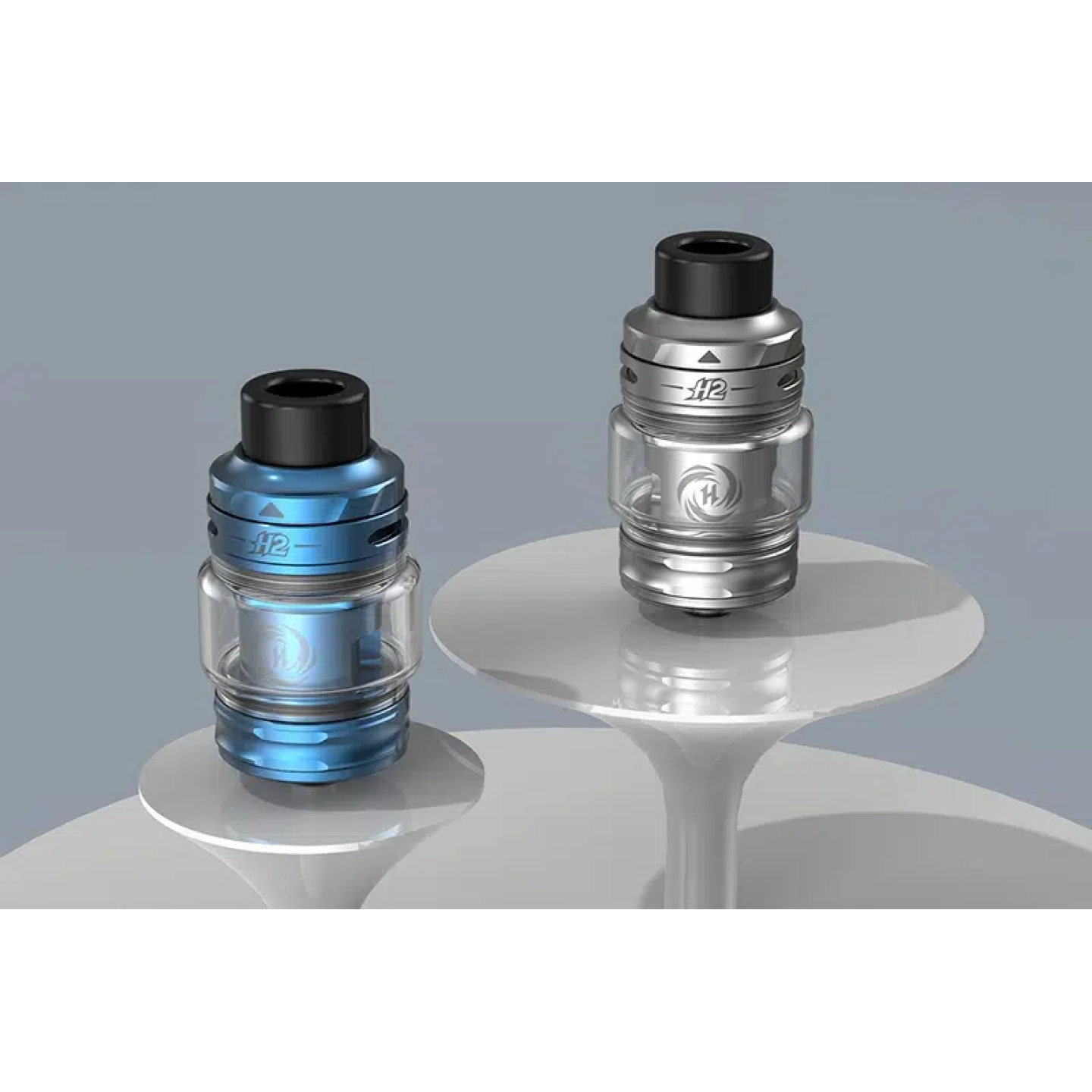 H2 Aspire en Blue et Silver posés sur des socles blancs