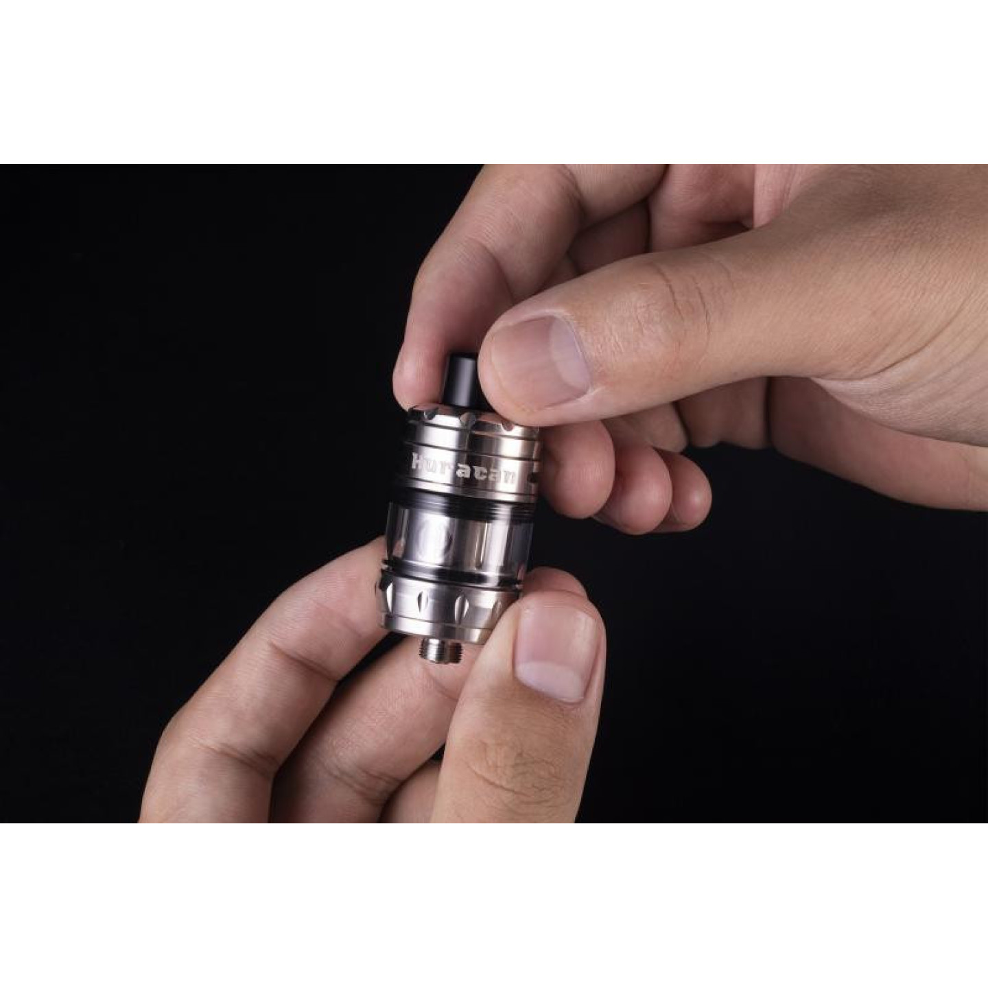 Huracan Mini Aspire tenu entre deux doigts, taille réelle du clearomiseur