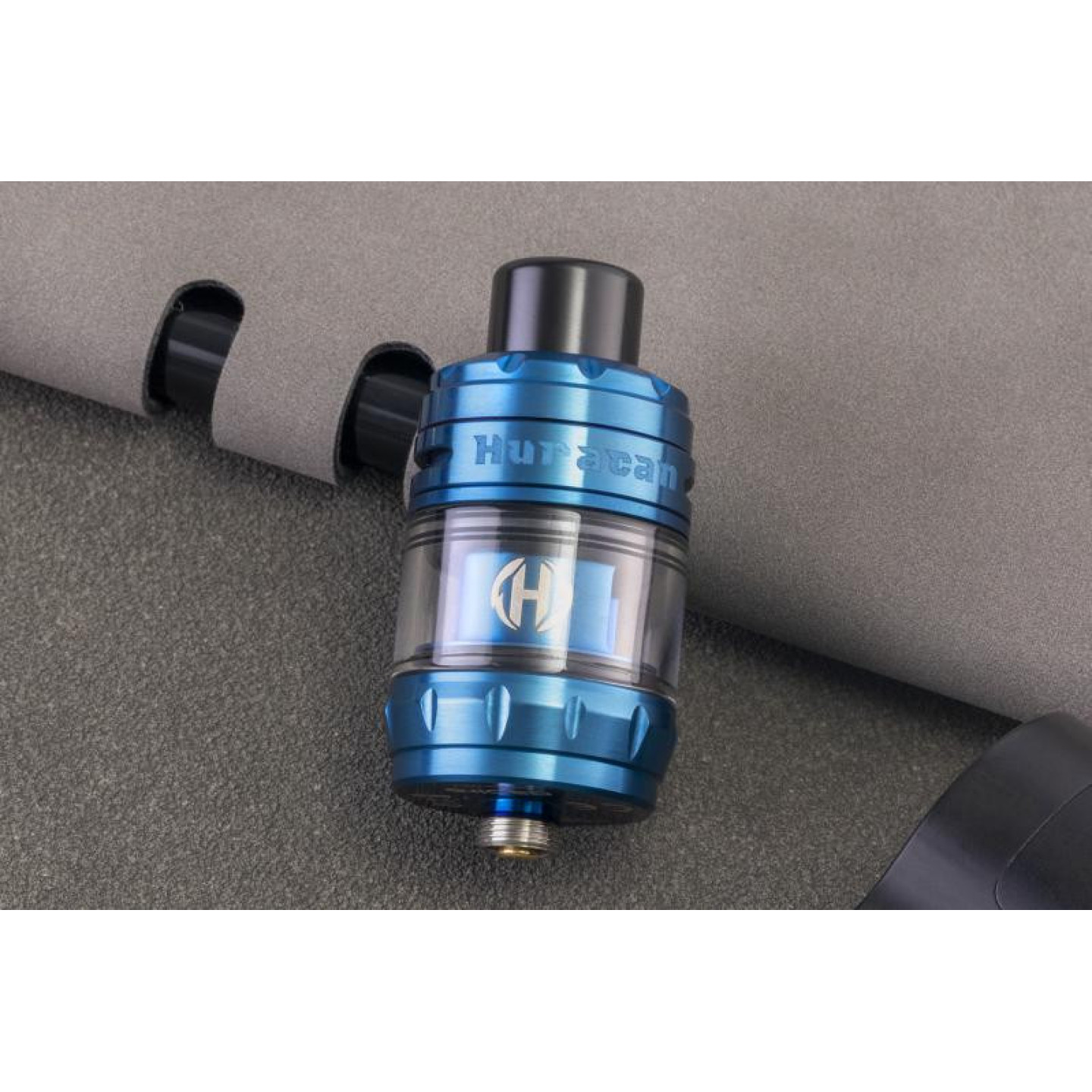 Huracan Mini Aspire bleu posé à plat, vue sur le drip tip