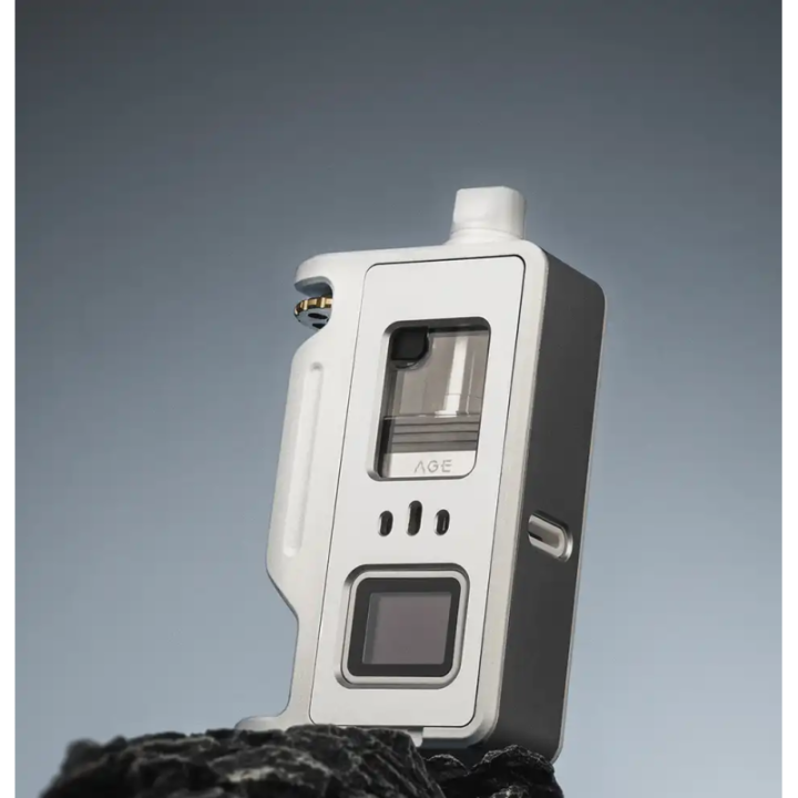 Raga AIO Aspire White posé sur une roche, écran OLED et bouton de tir