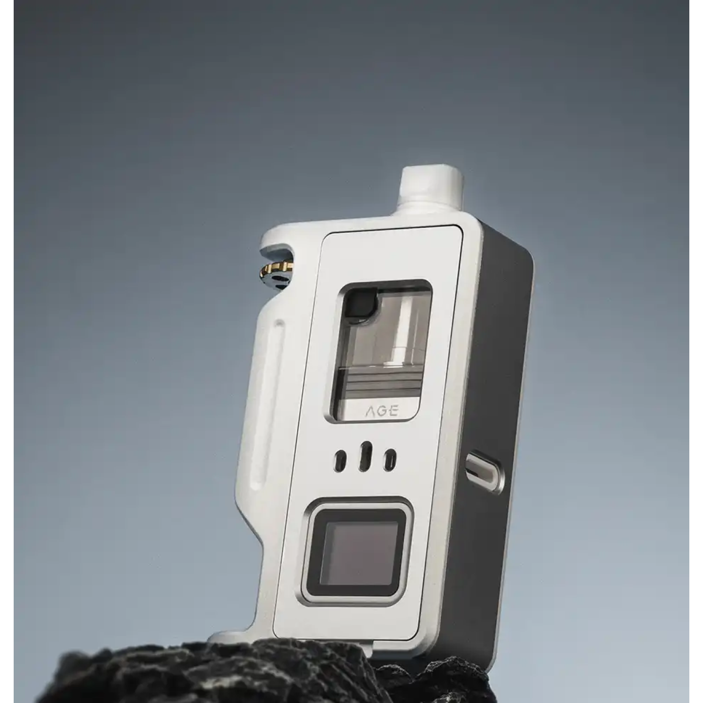 Raga AIO Aspire White posé sur une roche, écran OLED et bouton de tir