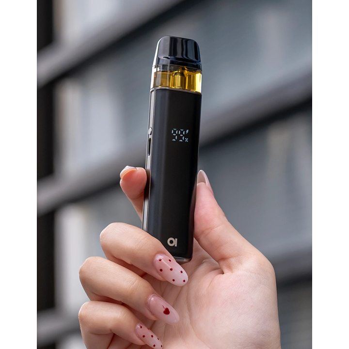 Loomix Aspire Midnight Black tenu en main, écran à segments allumé