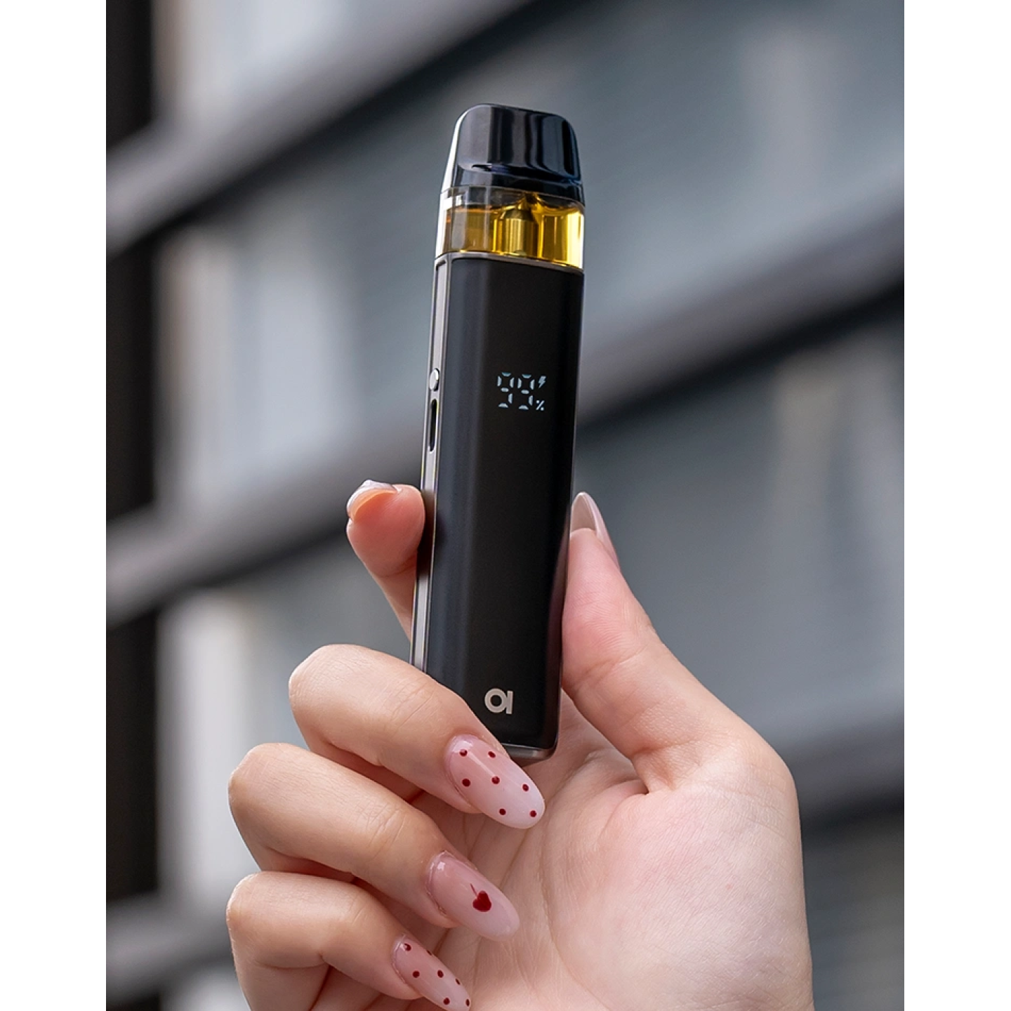 Loomix Aspire Midnight Black tenu en main, écran à segments allumé
